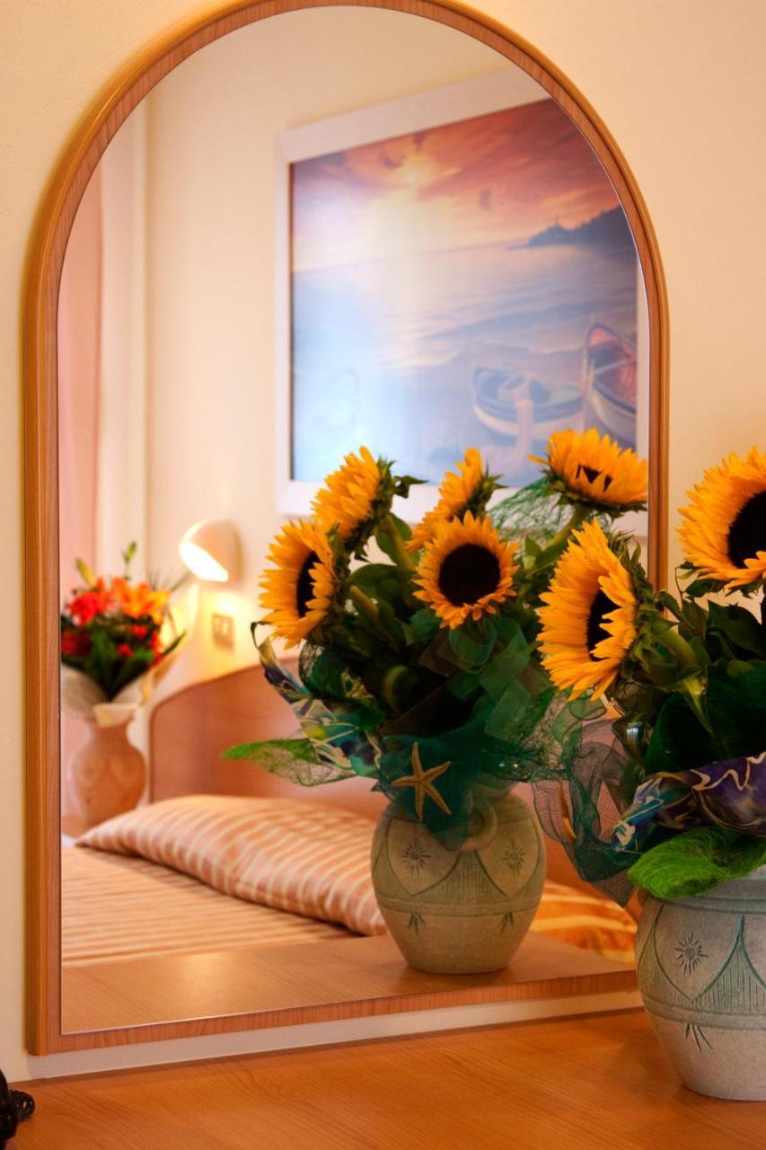 Hotel Karin Marebello Екстер'єр фото