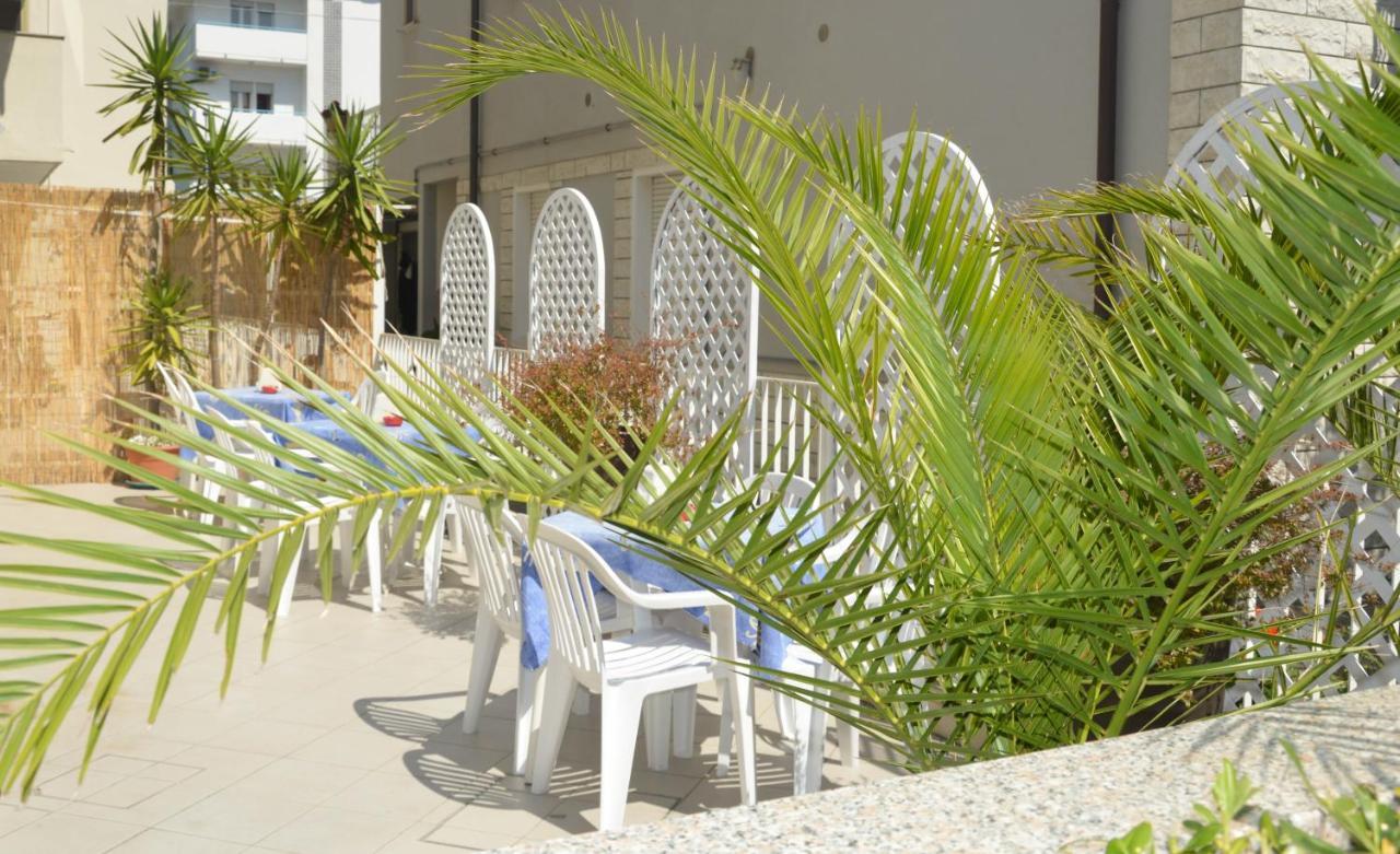 Hotel Karin Marebello Екстер'єр фото