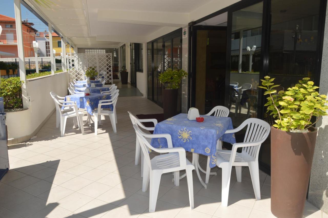 Hotel Karin Marebello Екстер'єр фото