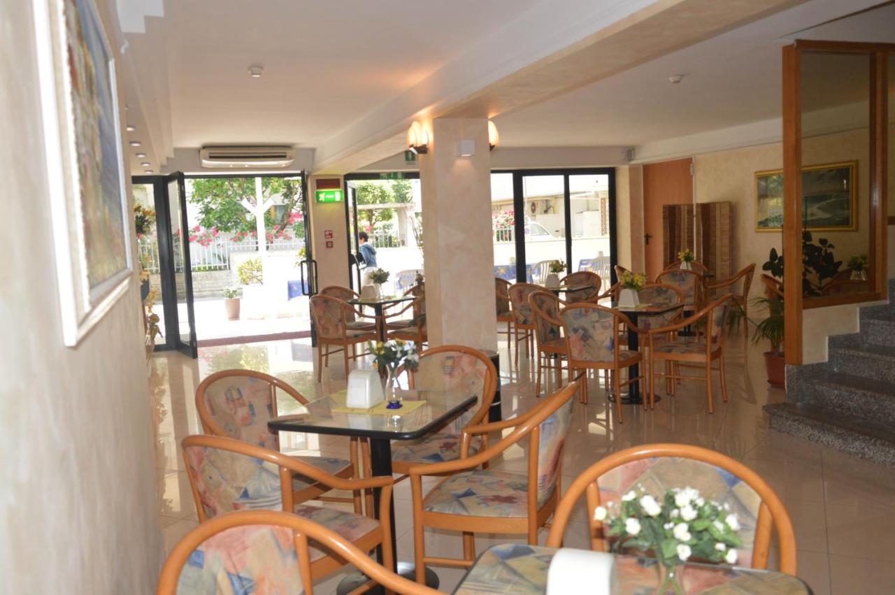 Hotel Karin Marebello Екстер'єр фото