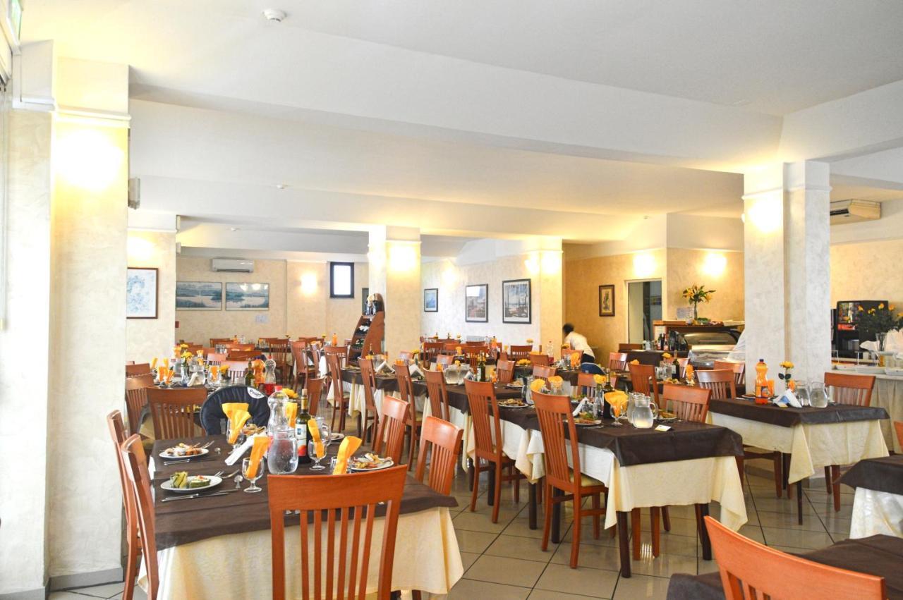 Hotel Karin Marebello Екстер'єр фото