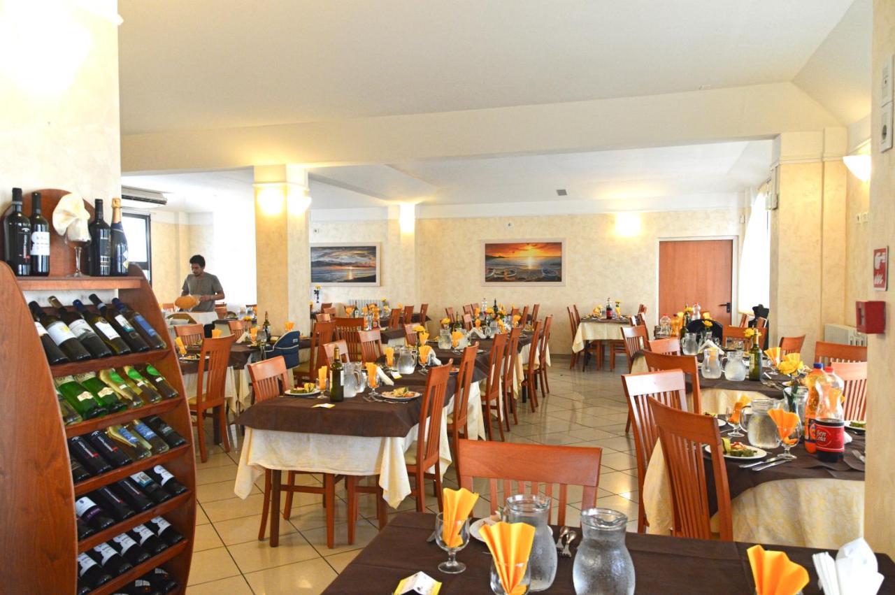 Hotel Karin Marebello Екстер'єр фото