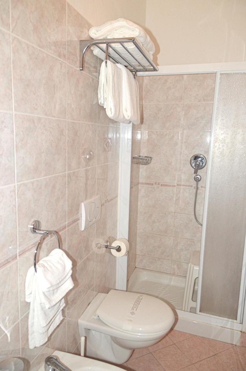 Hotel Karin Marebello Екстер'єр фото