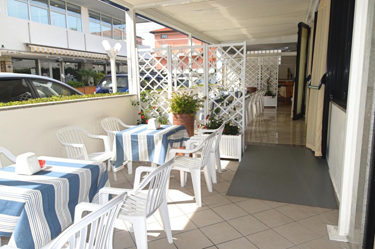 Hotel Karin Marebello Екстер'єр фото