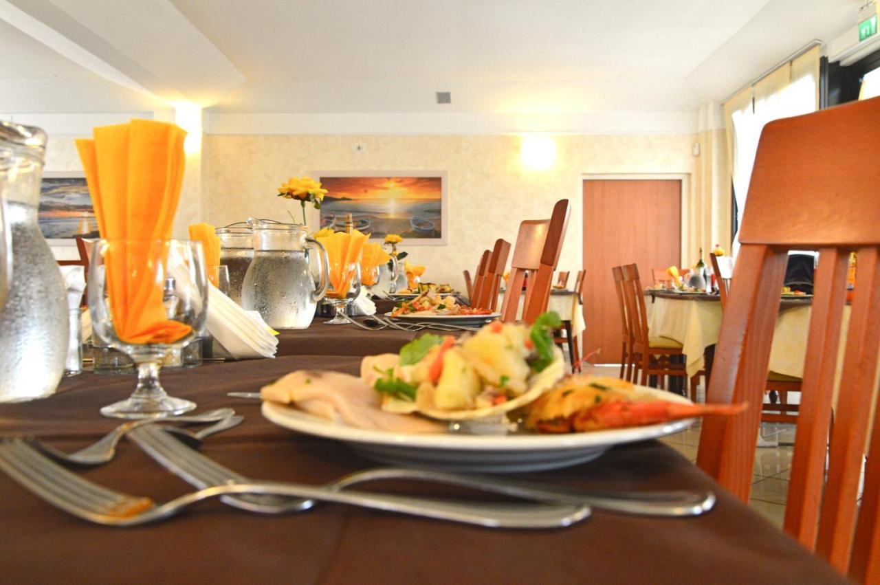 Hotel Karin Marebello Екстер'єр фото