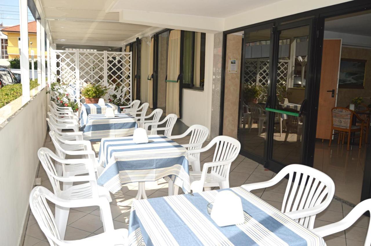 Hotel Karin Marebello Екстер'єр фото